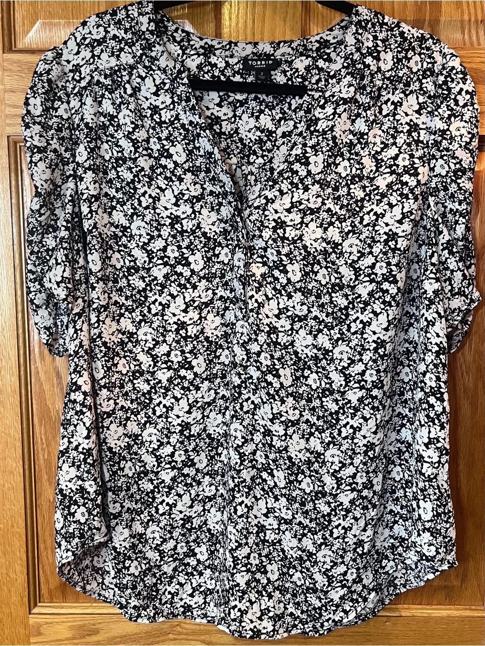 Torrid 2(2X) black and white ditsy floral print V-neck top Harper Short Sleeve